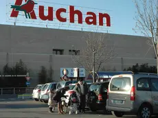 La scure dei tagli anche sui lavoratori di Auchan Mestre