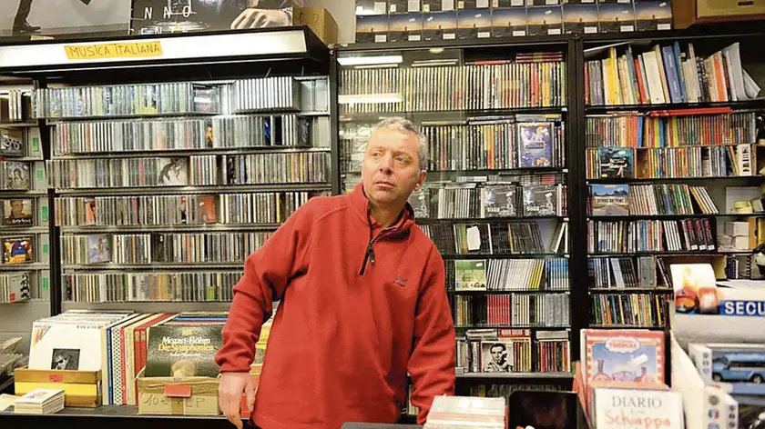 Simone Gabbia con alle spalle centinaia di cd e lp, un mercato ormai solo per appassionati