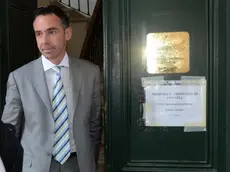 Giampaolo Carrer, il padre della piccola Celeste bisognosa delle cure sperimentali con l'uso di cellule staminali prelevate dalla madre, esce da una porta secondaria del Tribunale Ordinario di Venezia, al termine dell'udienza preliminare, 21 agosto 2012. ANSA/ANDREA MEROLA