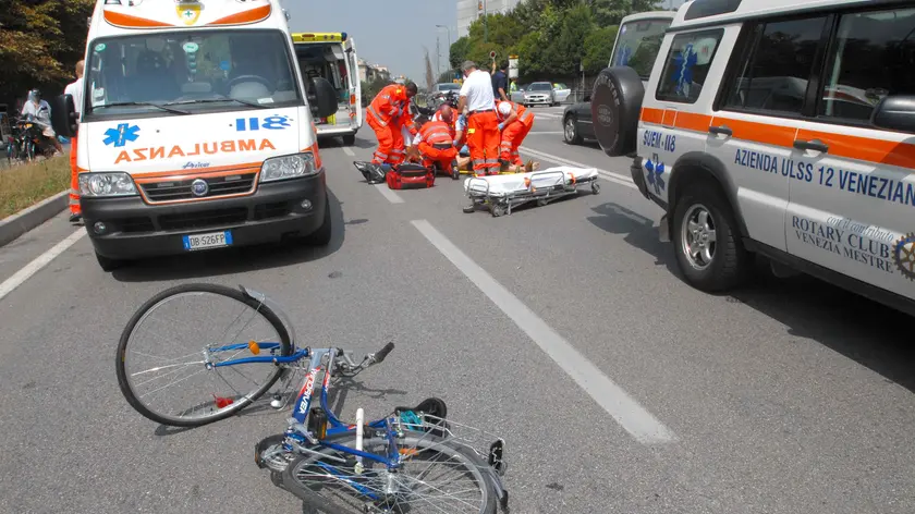 SCATTOLIN MESTRE 15/08/2007 V.le Vespucci passaggio pedonale adiacente all'Istituto Massari incidente tra una moto e un ciclista..© Bertolin M. - La bicicletta del 79enne investito