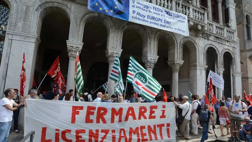 Interpress\M.Tagliapietra Venezia 12.05.2015.- Protesta a Cà Farsetti contro licenziamenti.