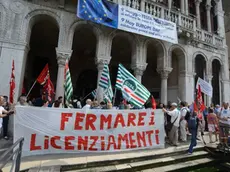 Interpress\M.Tagliapietra Venezia 12.05.2015.- Protesta a Cà Farsetti contro licenziamenti.