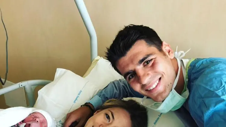 Morata e Alice all'ospedale di Mestre con i gemellini
