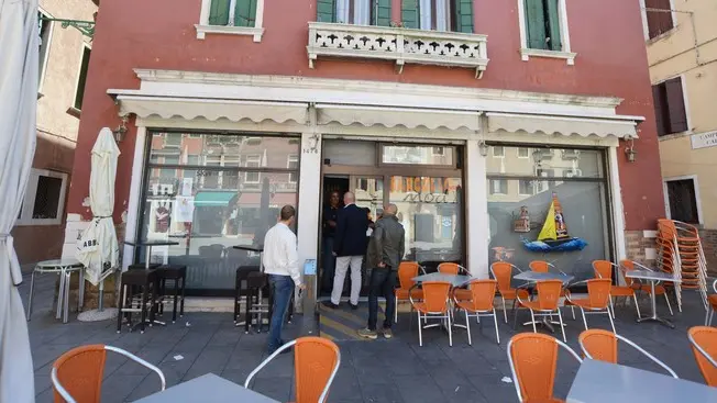 Interpress/M.Tagliapietra Venezia 17.09.2013.- Sparatoria in Via Garibaldi a Castello. Bar Barcollo mody.