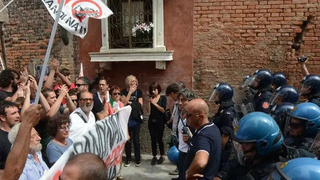 Interpress/M.Tagliapietra Venezia 08.07.2014.- Manifestazione No Mose. Arsenale.