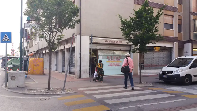 Asian Market tra via Trento e via Monte San Michele