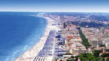 Veduta aerea dall'alto della spiaggia