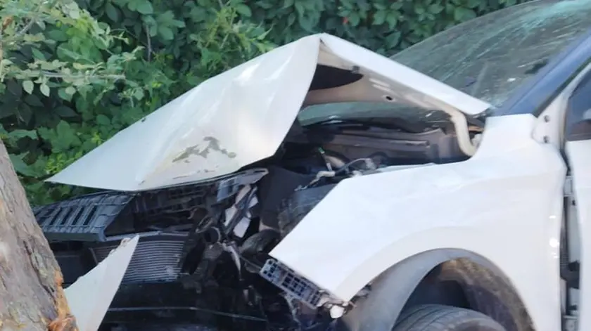 L'auto dopo l'impatto contro l'albero