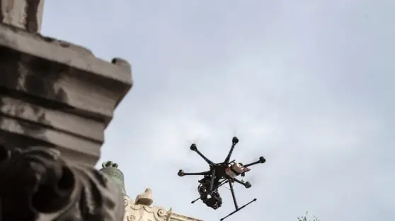 L'immagine di un drone a San Marco. Per legge è vietato usarli in città