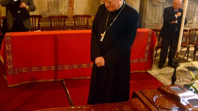 Interpress/M.Tagliapietra Venezia 15.05.2014.- Il Cardinale Angelo Scola in visita al feretro del suo predecessore Marco Cè. Basilica di San Marco.