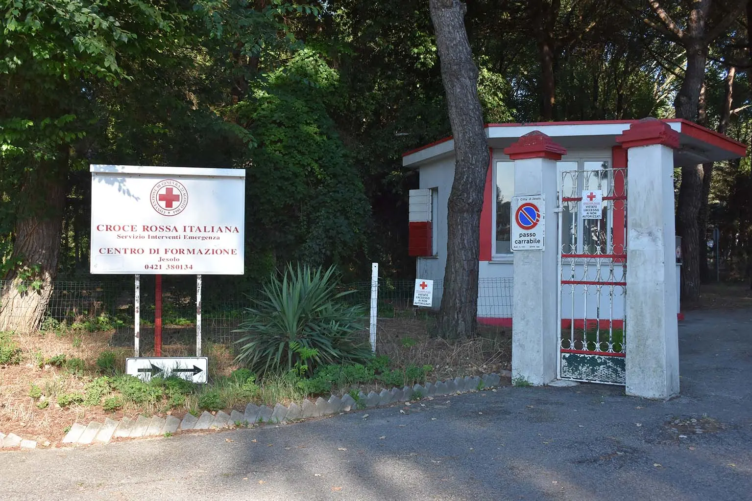 L'ingresso del centro della Croce Rossa a Jesolo