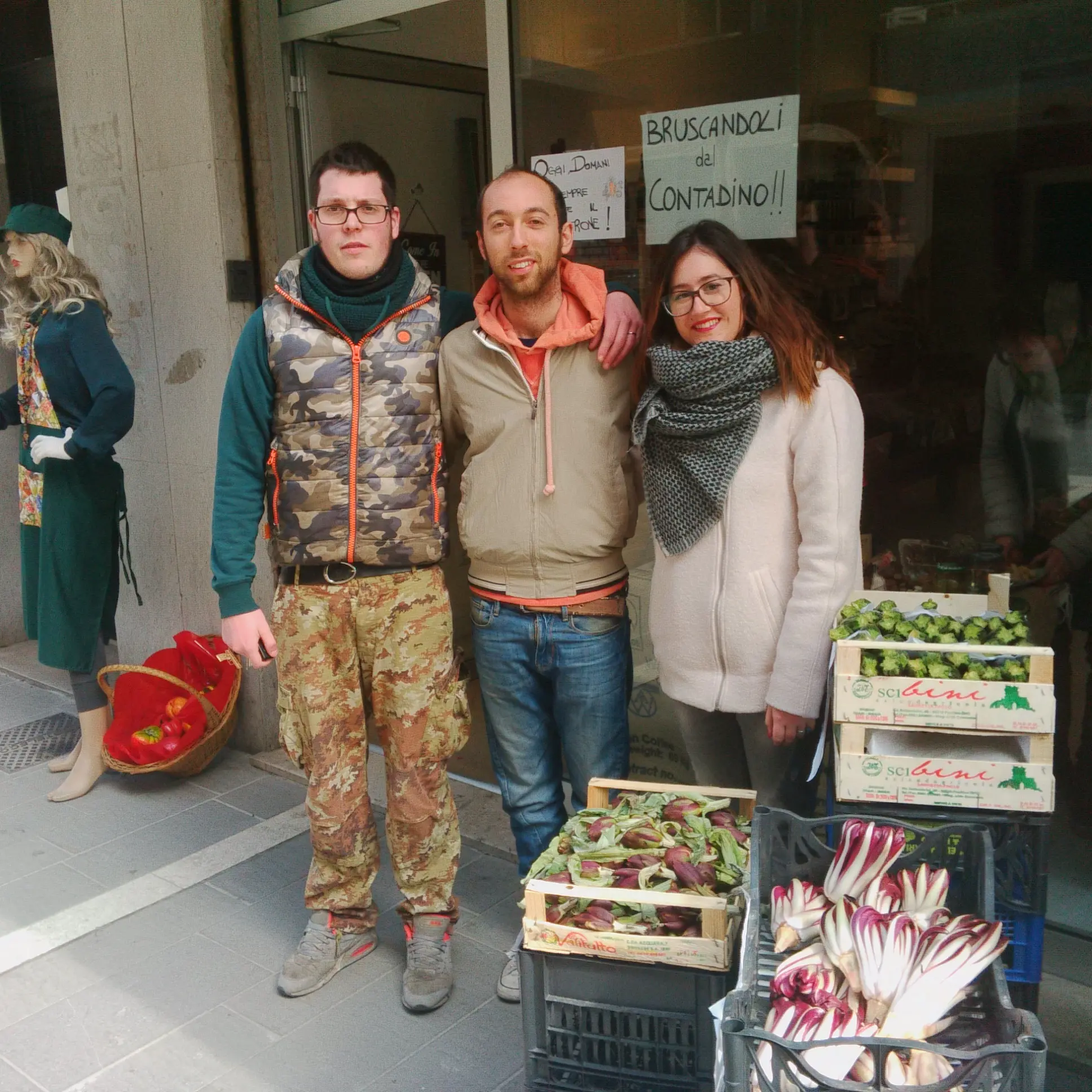 Gianluca Pocchiari (al centro) gestisce un nuovo fruttivendolo