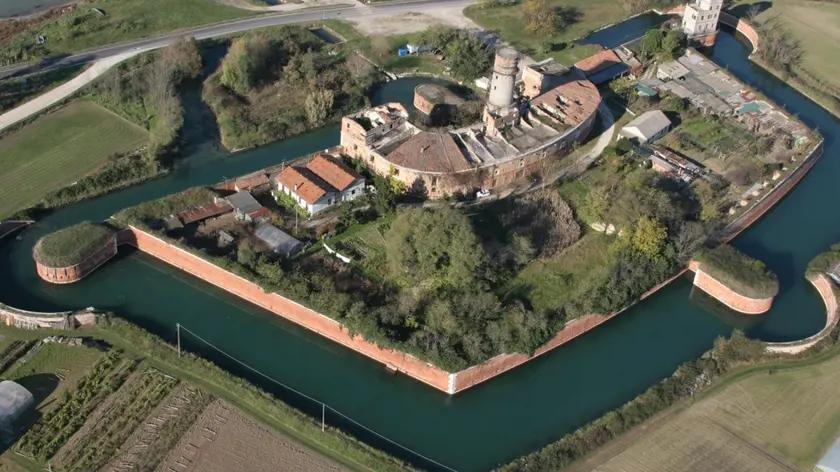 Un’immagine dall’alto del Forte Treporti, a tutti noto con il nome di “Forte vecchio”, messo all’asta nei giorni scorsi