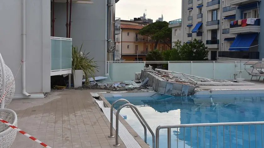 COLUCCI - DINO TOMMASELLA - JESOLO - HOTEL ALBATROS -CADUTA TERRAZZINO SU PISCINA DELL'ALBERGO