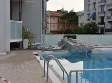 COLUCCI - DINO TOMMASELLA - JESOLO - HOTEL ALBATROS -CADUTA TERRAZZINO SU PISCINA DELL'ALBERGO