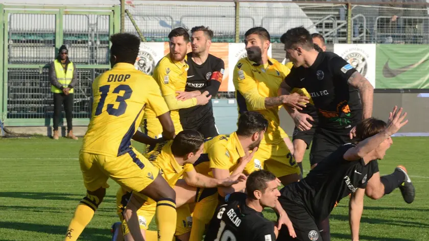 Una fase concitata del match tra il Venezia e il Modena (foto Interpress)