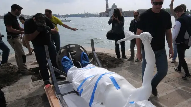Interpress/Mazzega Tantucci Venezia, 08.05.2013.-Rimossa da Punta Dogana la syatua "Ragazzo con la Rana".- Nella foto l'opera viene adagiata nella cassa di trasporto.-