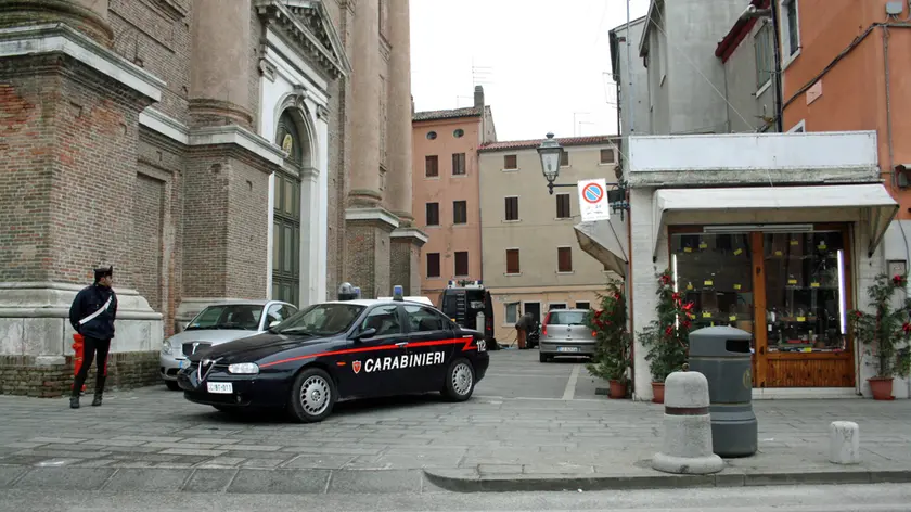 Carabinieri davanti alla chiesa di San Martino, a Chioggia