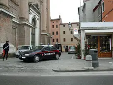 Carabinieri davanti alla chiesa di San Martino, a Chioggia