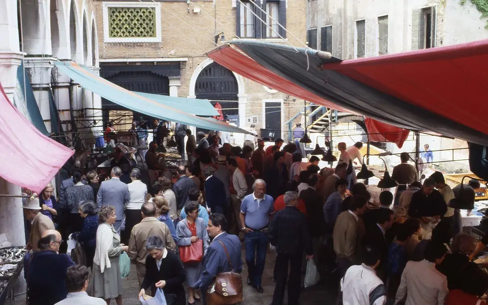 Interpress/Tagliapietra venezia 05.12.2016.- Banchi in pescheria di Rialto nell'anno 1982.