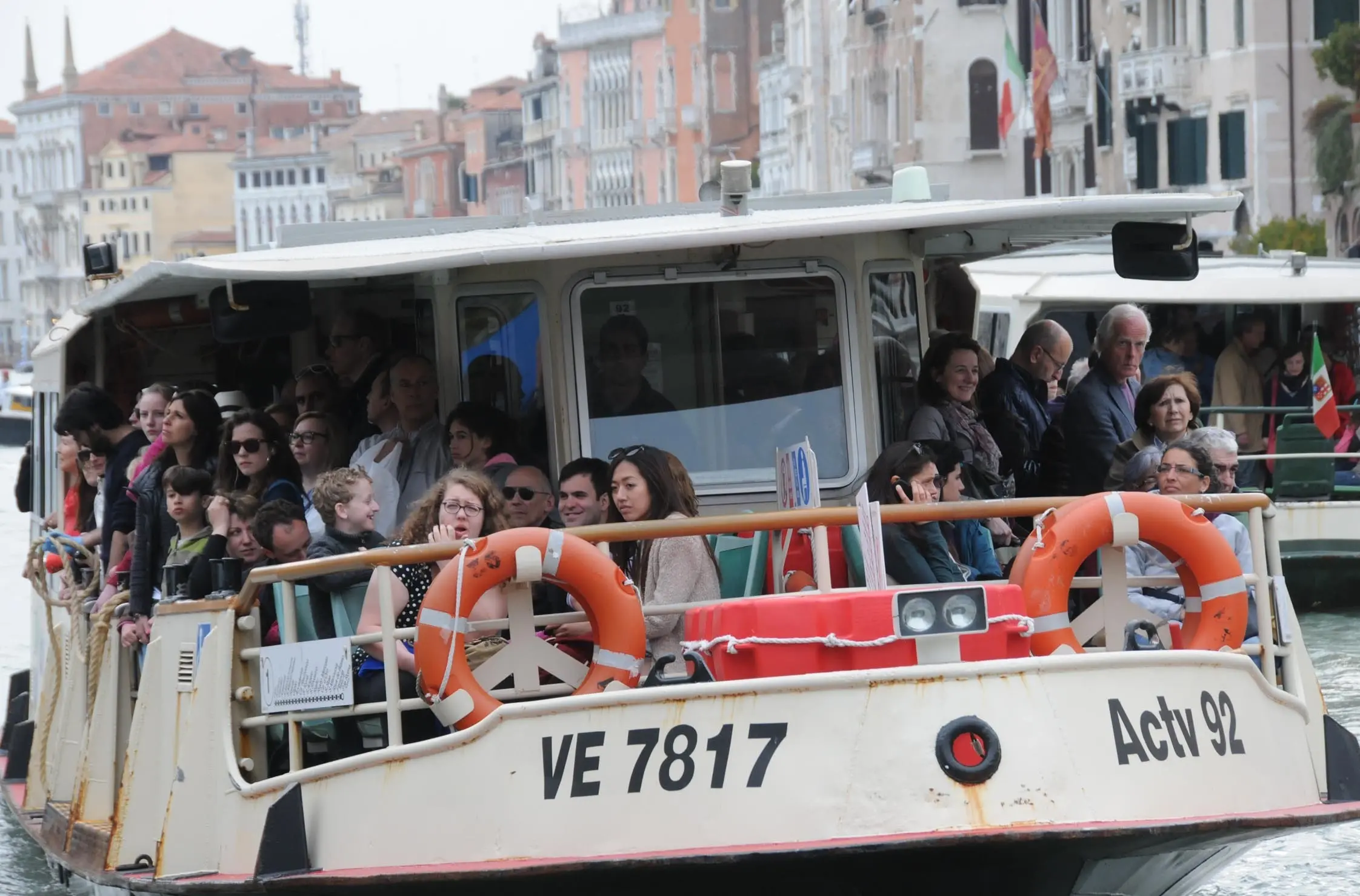 Interpress/Mazzega Carrai Venezia, 18.04.2014.- Turismo Pasquale, imbarcaderi e vaporetti ACTV presi d'assalto da turisti e veneziani.-