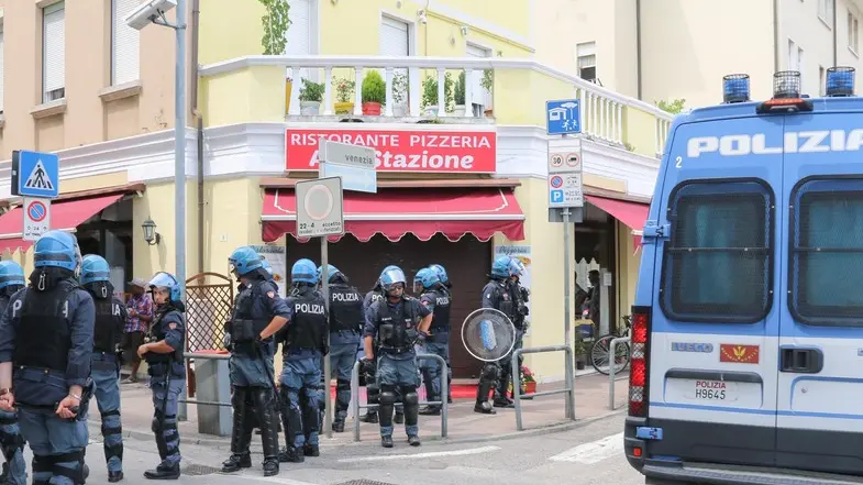 Foto Agenzia Candussi/ Mion/ Mestre, angolo tra via Monte San Michele e via Trento/ Maxi operazione anti-droga