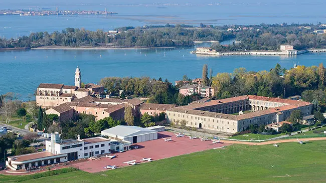 Lo splendido aeroporto Nicelli del Lido di Venezia è stato votato tra i più begli aeroporti del mondo ed è stato il primo in Italia ad ospitare un volo di linea commerciale