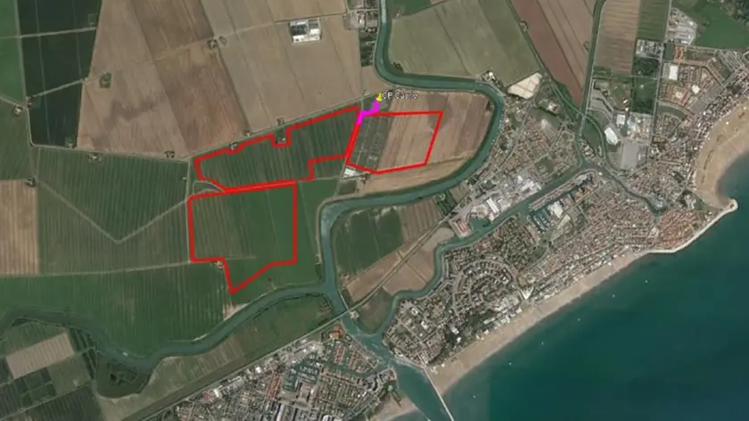 Un’immagine dall’alto del progetto per l’impianto fotovoltaico previsto nell’area di Ca’ Corniani a Caorle: l'area interessata è segnata in rosso