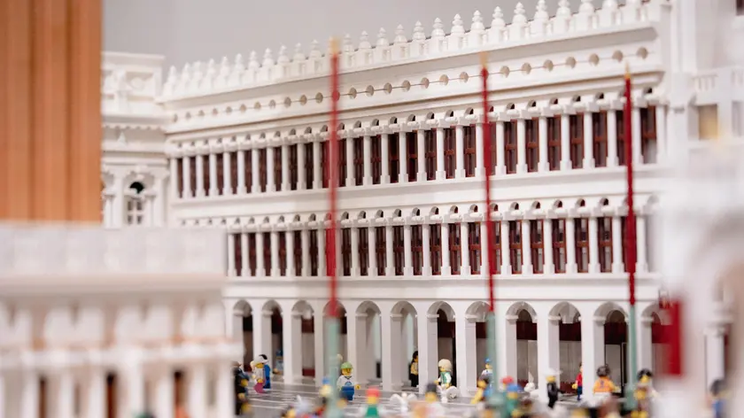 L'intera piazza San Marco riprodotta in mattoncini Lego. Il diorama sarà ospitato per circa due mesi al Museo Creature di gomma di Fabrizio Fontanella nel centro storico a Venezia, 12 marzo 2023. ANSA/ US MAURIZIO LAMPIS +++ ANSA PROVIDES ACCESS TO THIS HANDOUT PHOTO TO BE USED SOLELY TO ILLUSTRATE NEWS REPORTING OR COMMENTARY ON THE FACTS OR EVENTS DEPICTED IN THIS IMAGE; NO ARCHIVING; NO LICENSING +++ NPK +++