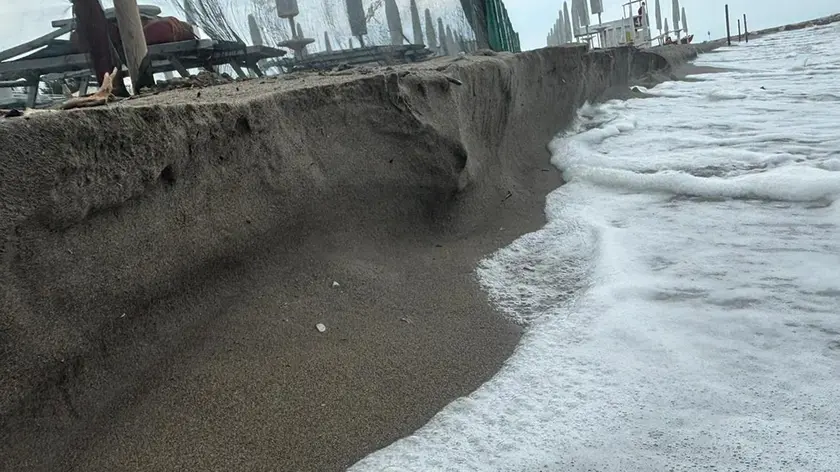 Lo scalino che si è formato sulla spiaggia del litorale Sud, a Sottomarina e Isola Verde