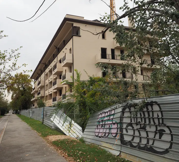 Foto Agenzia Candussi/Chiarin/Viale Sansovino, Mestre / Esterni palazzo al grezzo