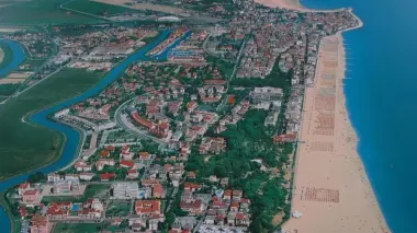 Una veduta dall’alto di Caorle molti residenti si trasferiscono nelle frazioni