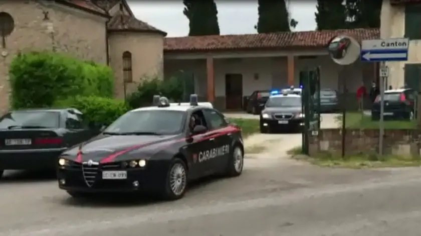 I carabinieri durante il blitz in canonica