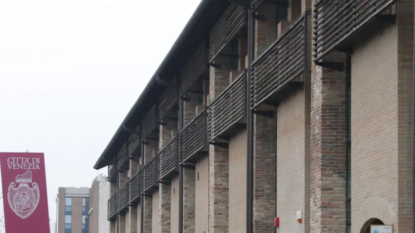 Foto Agenzia Candussi/Mestre, Viale Ancona/ Sede degli uffici del comune di Venezia - Ufficio Patrimonio