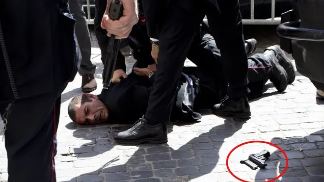 Luigi Preiti, l'uomo fermato dalle forze dell'ordine dopo aver ferito a colpi di pistola due carabinieri nella sparatoria davanti a Palazzo Chigi, Roma, 28 aprile 2013. L'uomo, 46 anni, non ha precedenti penali. Lo si apprende da fonti investigative ed ha agito da solo. ANSA/MASSIMO PERCOSSI