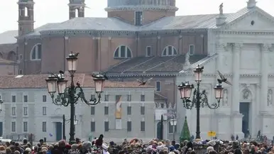 Interpress/M.Tagliapietra.Venezia 01.04..2018.- Domenica di Pasqua. Turismo piazza San Marco. Pic-nic, folla, polizia e carabinieri antiterrorismo.