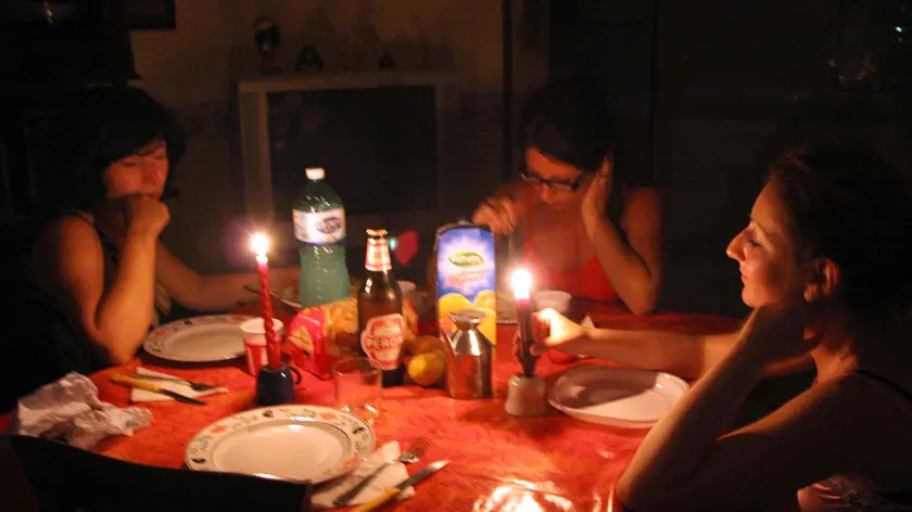 Durante il black out c'è chi ha cenato a lume di candela