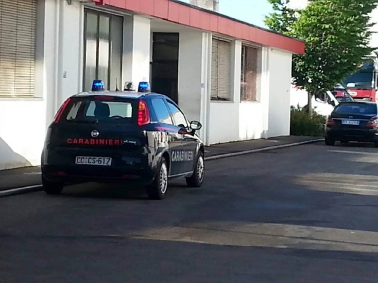 I carabinieri davanti alla sede dell'azienda