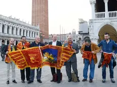 INTERPRESS/TAGLIAPIETRA.02.04.2014.- CONSIGLIERI REGIONALI TRA CUI, FINOZZI ,CONTE,STIVAL CON LE BANDIERE DELLA SERENISSIMA A SAN MARCO