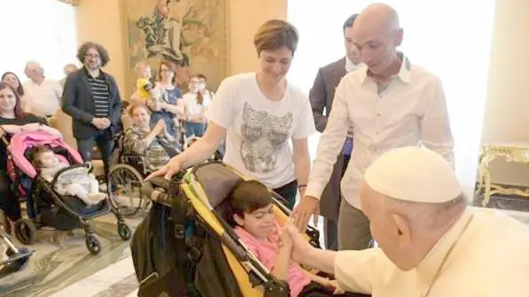La carezza di papa Francesco a Valentina, accompagnata dai genitori Vincenzo e Romina