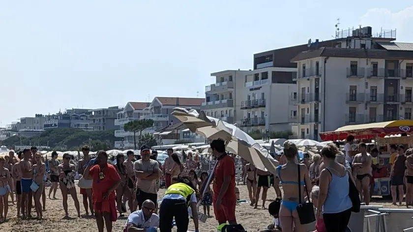 L'uomo si è sentito male intorno alle 15.30 proprio mentre era appena entrato in acqua