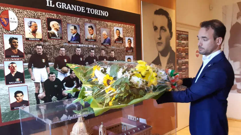 Il vicesindaco di Chioggia Daniele Tiozzo Brasiola depone un mazzo di fiori in memoria di Aldo e Dino Ballarin al Museo civico