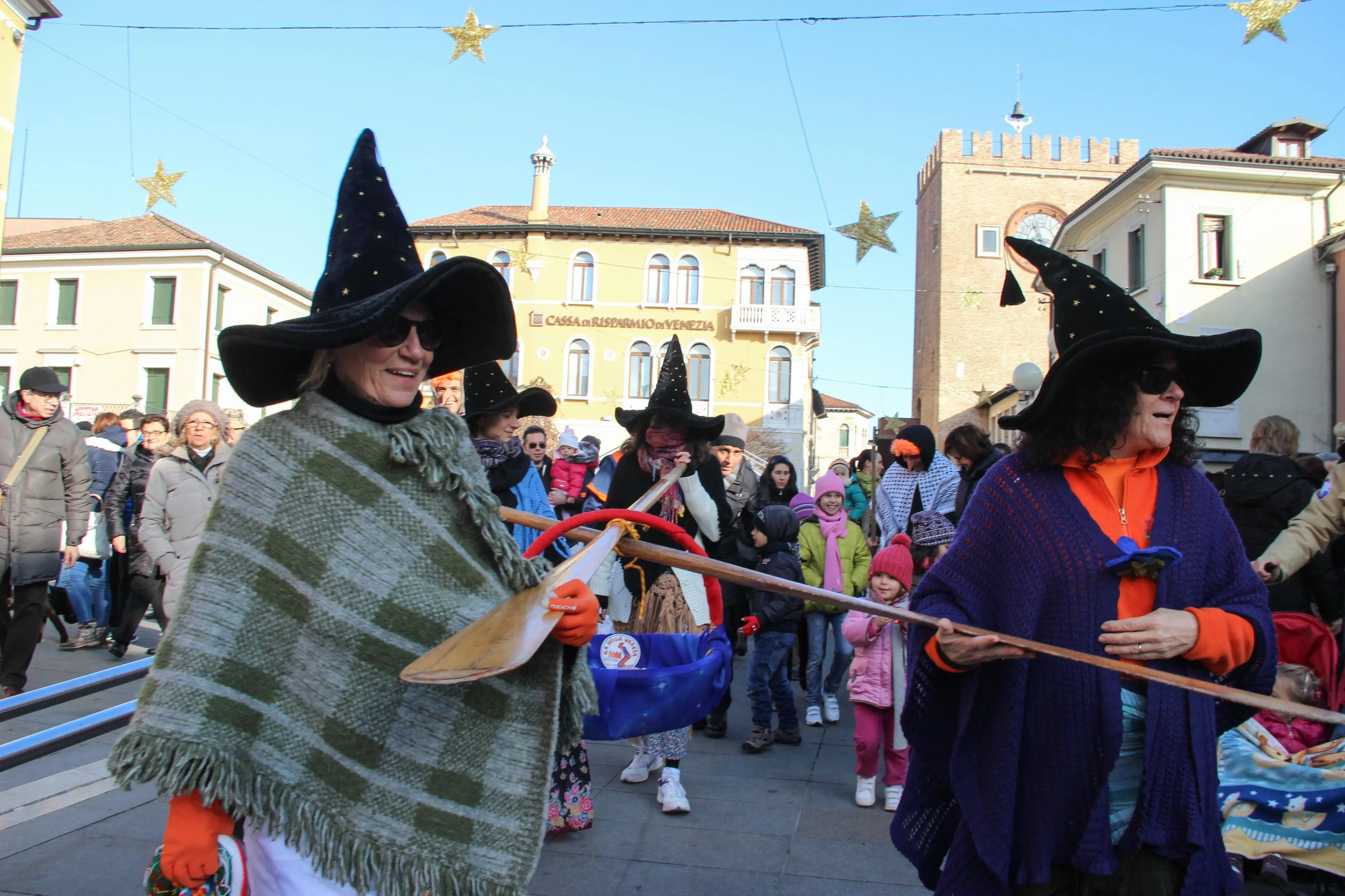 Le befane arrivano via acqua a Mestre in piazza Ferretto