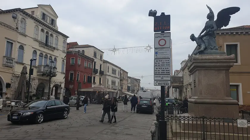 Uno dei check point con la segnalazione di Ztl attiva