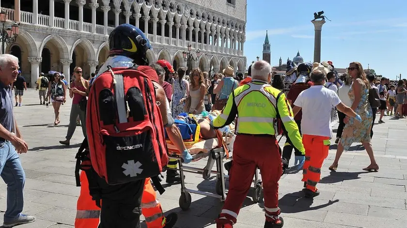 Interpress/Gf.Tagliapietra. Cade operaio per un malore durante i lavori di restauro all'ingresso della basilica di San Marco