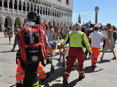 Interpress/Gf.Tagliapietra. Cade operaio per un malore durante i lavori di restauro all'ingresso della basilica di San Marco