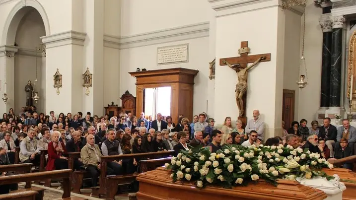 Lamantea- Dino Tommasella - Fossalta di Piave - Funarale Carrer Massimiliano; Zaramella Tiziana; Carrer Lorenzo; La folla e i ragazzi del rugby