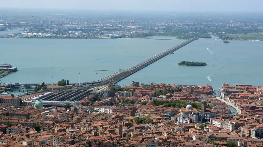 Interpress/Mazzega Venezia, 22.04.2015.- FOTO AEREE Nella foto Venezia e Ponte della Libertà