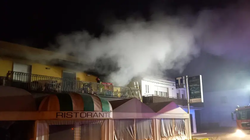 Il fumo che esce dall’appartamento sopra il ristorante di Stretti a Eraclea