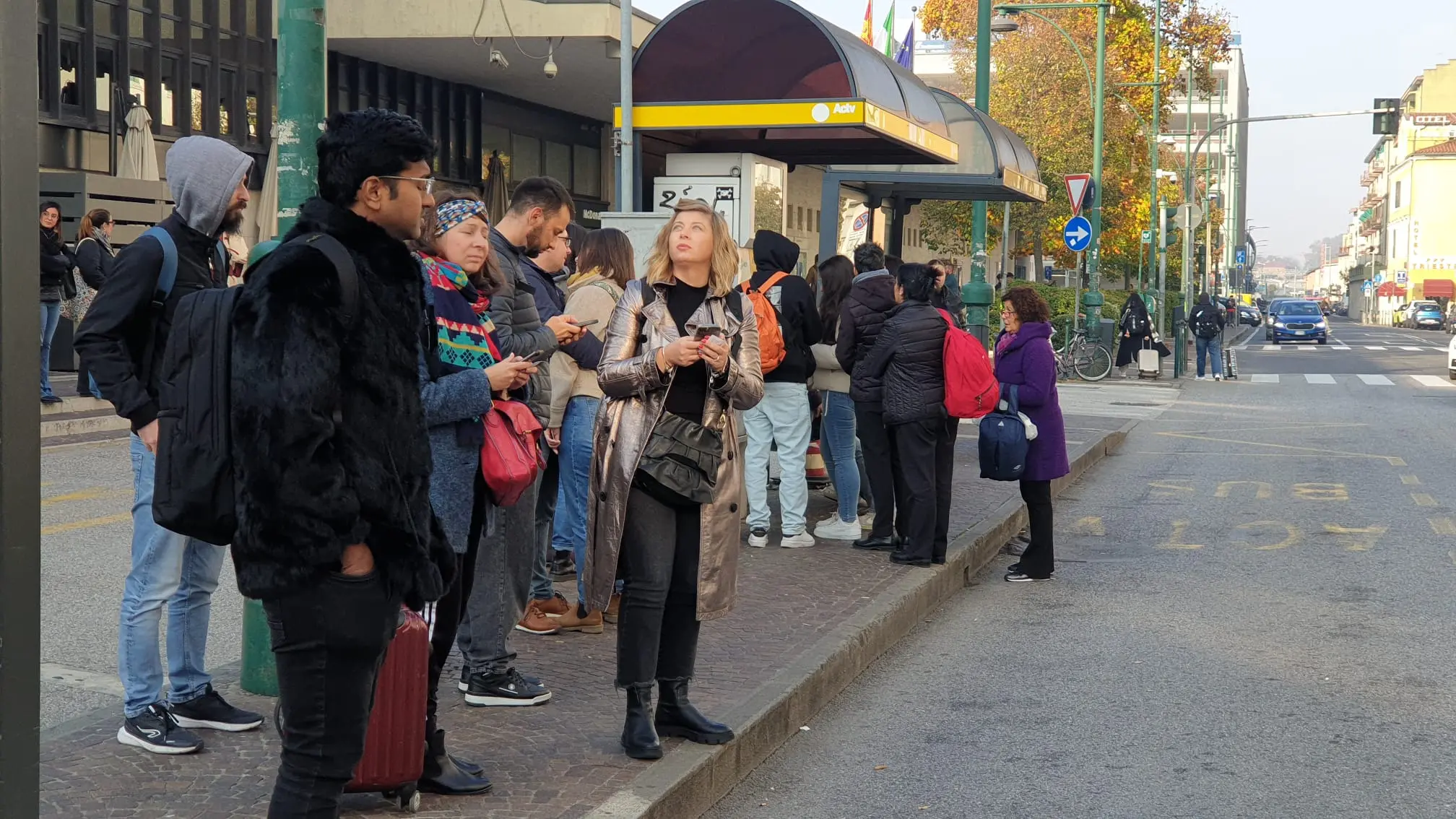 Persone in attesa alla fermata (foto Pòrcile)